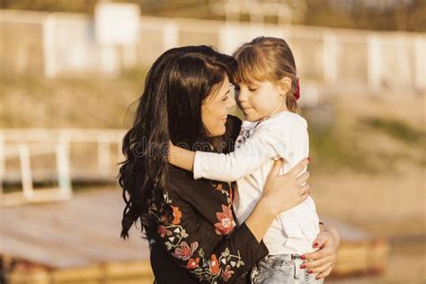 mama e hija abrazadas